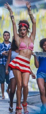 Δείτε την Alessandra Ambrosio να «εκδίδεται» σε φαβέλα του Ρίο