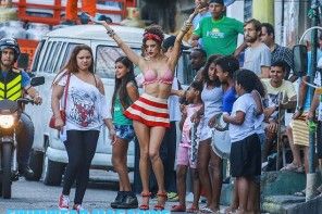 Δείτε την Alessandra Ambrosio να «εκδίδεται» σε φαβέλα του Ρίο