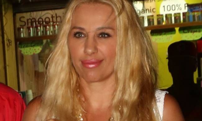 Διάσημη Ελληνίδα ανάβει φωτιές με την sexy πόζα της. Την αναγνωρίζετε;