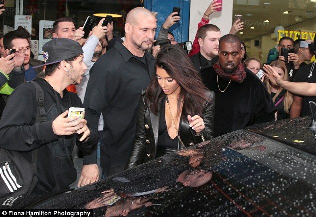 Πιο βαθύ ντεκολτέ πεθαίνεις: Η Kim Kardashian σε μια από τις πιο sexy εμφανίσεις της
