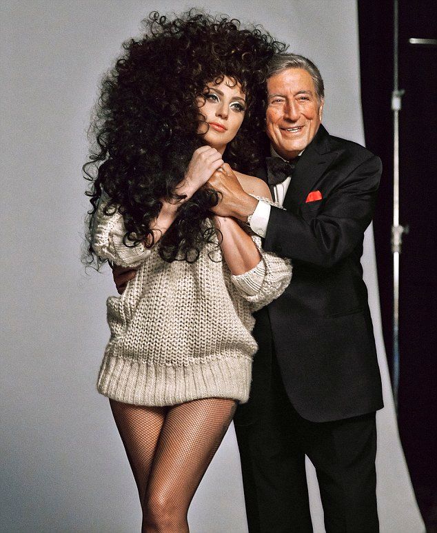 H Lady Gaga σε μια απρόσμενη συνεργασία με τα H&M