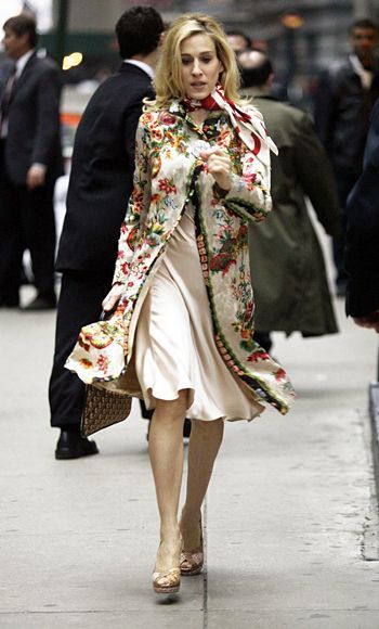 TV Flashback: Τα 20 καλύτερα looks της Carrie Bradshaw