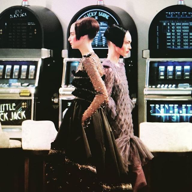 Lily-Rose Depp, Kristen Stewart & Rita Ora στο "καζίνο" της επίδειξης Chanel!