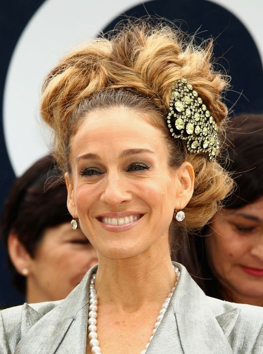 Sarah Jessica Parker: 15 φορές που ζηλέψαμε τους κότσους της