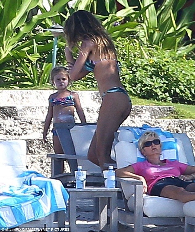 Η Gisele Bündchen έκανε την πρώτη εμφάνιση με μαγιό μετά τις φήμες περί πλαστικής στήθους