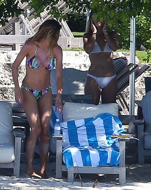 Η Gisele Bündchen έκανε την πρώτη εμφάνιση με μαγιό μετά τις φήμες περί πλαστικής στήθους