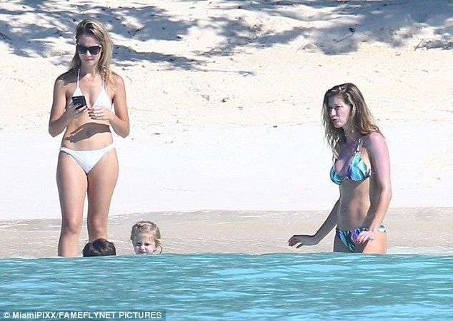Η Gisele Bündchen έκανε την πρώτη εμφάνιση με μαγιό μετά τις φήμες περί πλαστικής στήθους