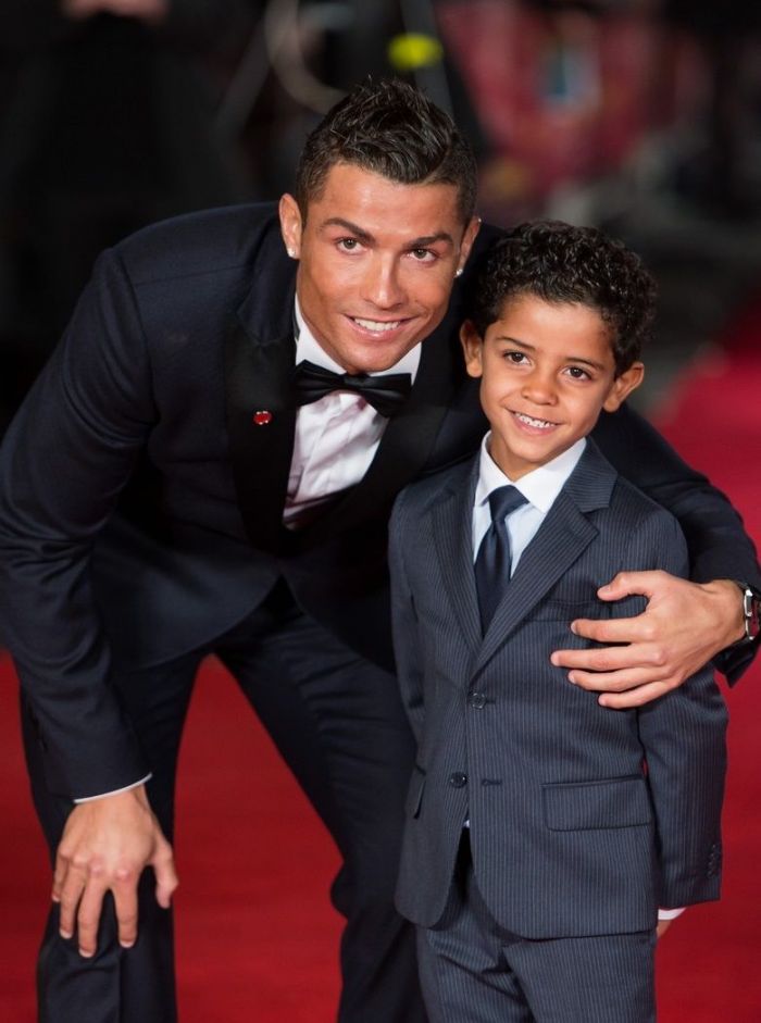 Ο Cristiano Ronaldo πήρε τον γιο του μαζί του στο κόκκινο χαλί – και είναι ολόιδιοι!
