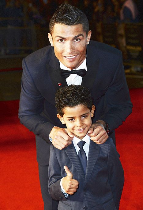 Ο Cristiano Ronaldo πήρε τον γιο του μαζί του στο κόκκινο χαλί – και είναι ολόιδιοι!