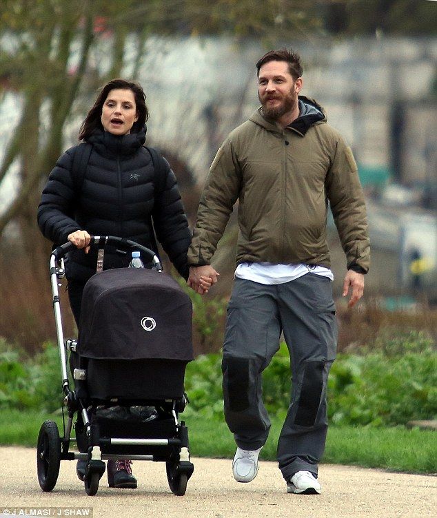 Sexy daddy: Η πρώτη βόλτα του Tom Hardy με το νεογέννητο μωράκι του!