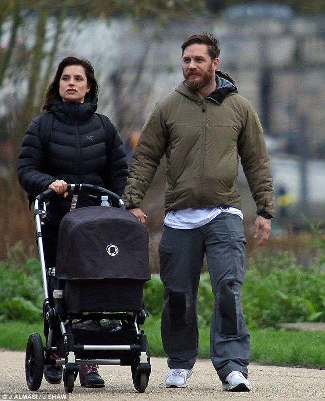 Sexy daddy: Η πρώτη βόλτα του Tom Hardy με το νεογέννητο μωράκι του!