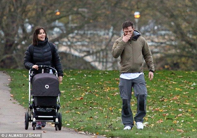 Sexy daddy: Η πρώτη βόλτα του Tom Hardy με το νεογέννητο μωράκι του!