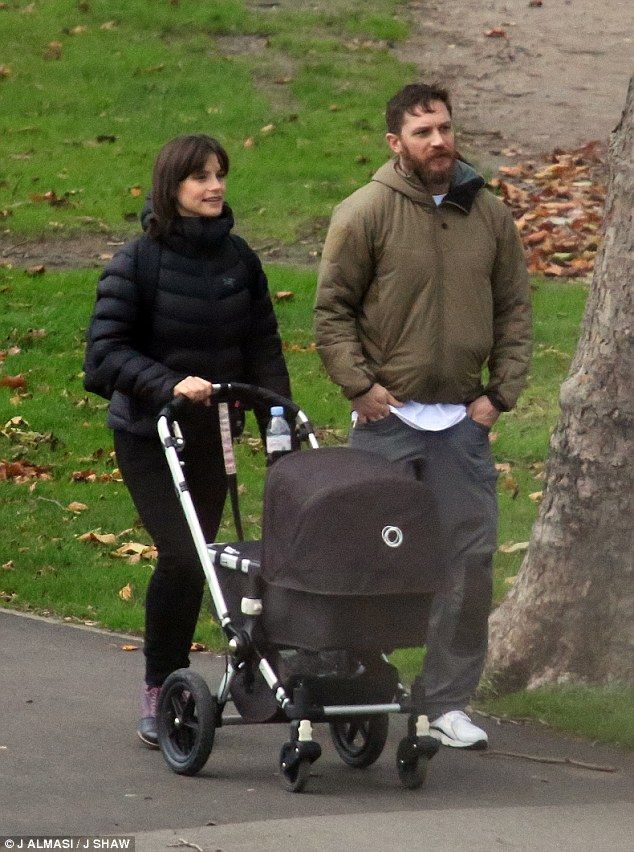 Sexy daddy: Η πρώτη βόλτα του Tom Hardy με το νεογέννητο μωράκι του!