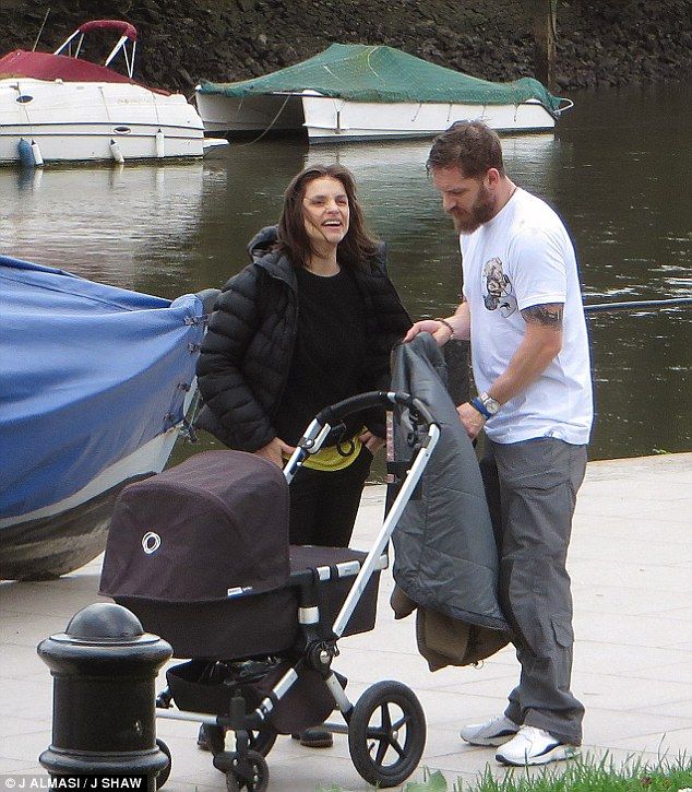 Sexy daddy: Η πρώτη βόλτα του Tom Hardy με το νεογέννητο μωράκι του!