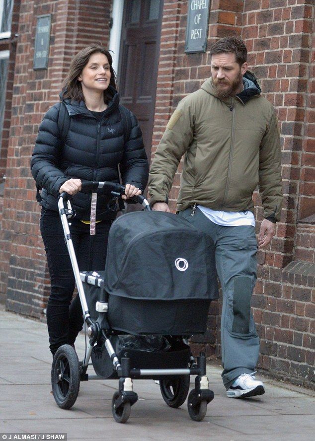 Sexy daddy: Η πρώτη βόλτα του Tom Hardy με το νεογέννητο μωράκι του!