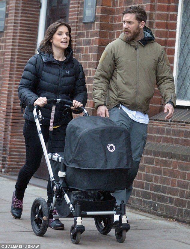 Sexy daddy: Η πρώτη βόλτα του Tom Hardy με το νεογέννητο μωράκι του!