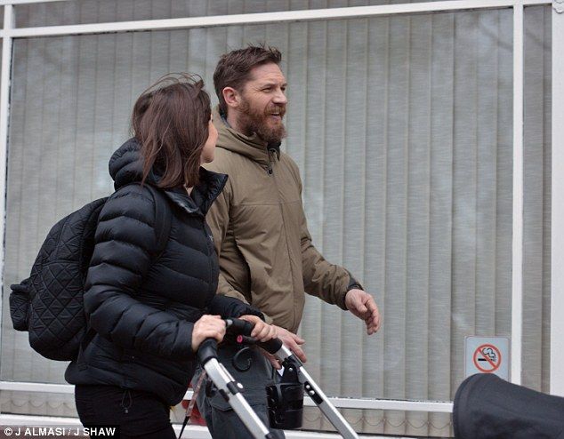 Sexy daddy: Η πρώτη βόλτα του Tom Hardy με το νεογέννητο μωράκι του!