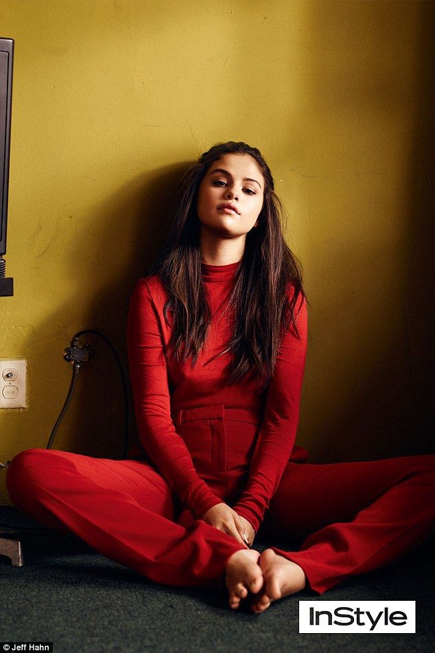 H Selena Gomez δείχνει σέξι ακόμη και με αυτά τα απλά ρούχα!
