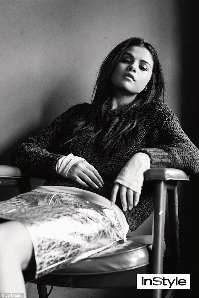 H Selena Gomez δείχνει σέξι ακόμη και με αυτά τα απλά ρούχα!