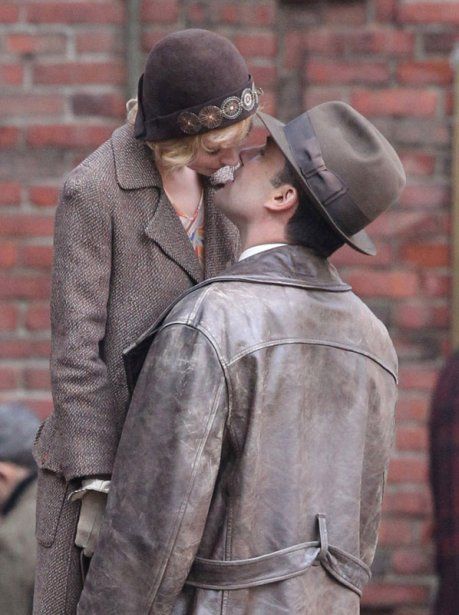 Καρέ-καρέ το καυτό φιλί του Ben Affleck και της Sienna Miller!