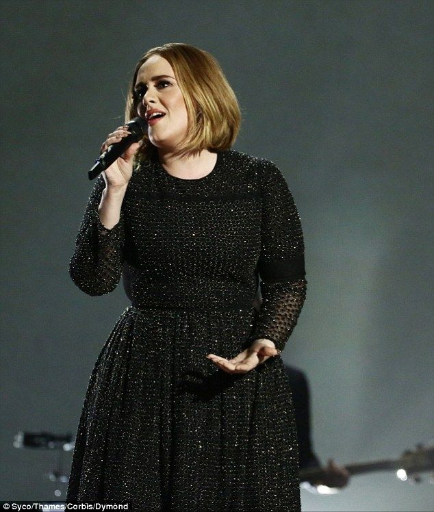 Ξεχάστε την Adele που ξέρατε:Η star έκοψε τα μαλλιά της και είναι πιο εντυπωσιακή από ποτέ