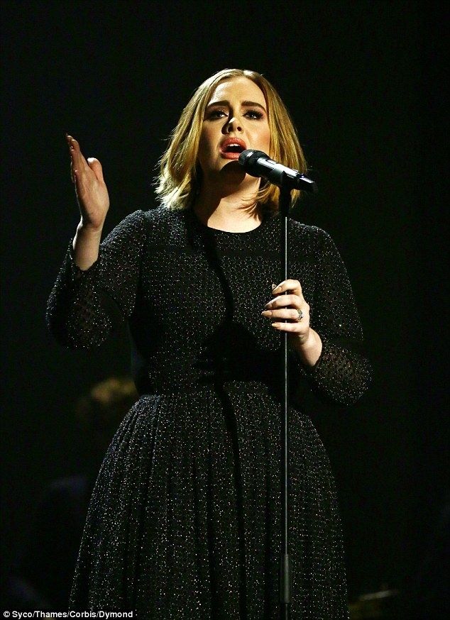Ξεχάστε την Adele που ξέρατε:Η star έκοψε τα μαλλιά της και είναι πιο εντυπωσιακή από ποτέ