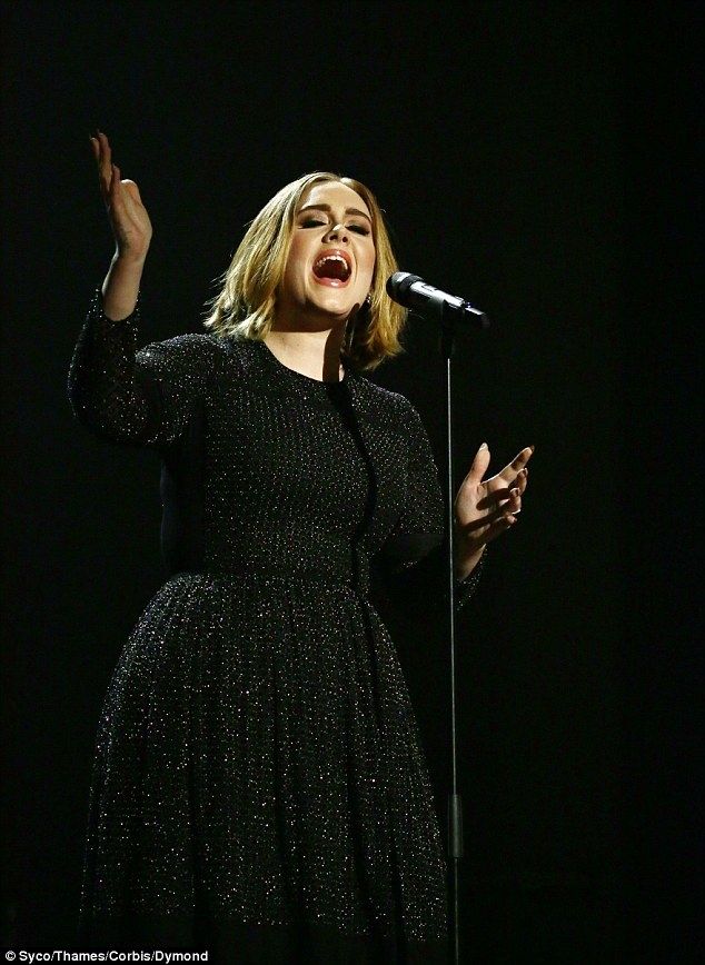 Ξεχάστε την Adele που ξέρατε:Η star έκοψε τα μαλλιά της και είναι πιο εντυπωσιακή από ποτέ