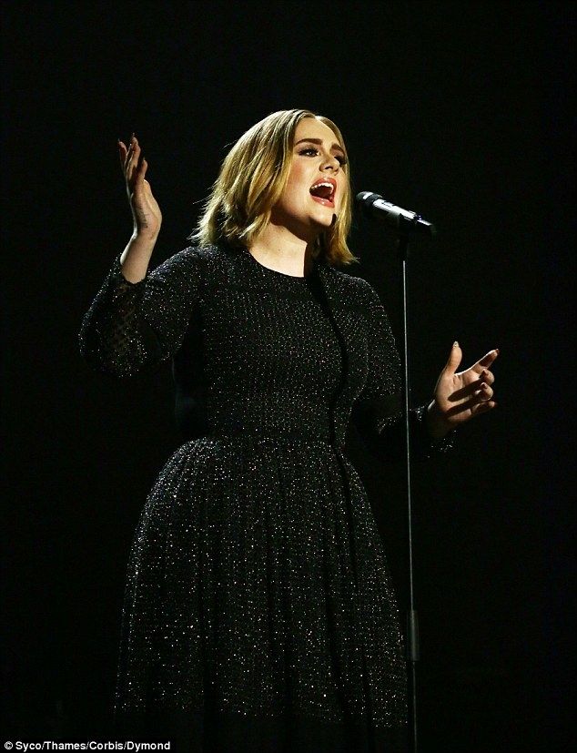 Ξεχάστε την Adele που ξέρατε:Η star έκοψε τα μαλλιά της και είναι πιο εντυπωσιακή από ποτέ
