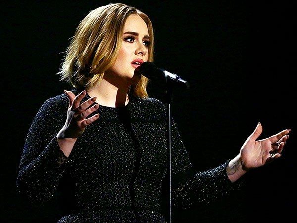 Ξεχάστε την Adele που ξέρατε:Η star έκοψε τα μαλλιά της και είναι πιο εντυπωσιακή από ποτέ