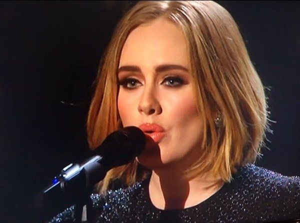 Ξεχάστε την Adele που ξέρατε:Η star έκοψε τα μαλλιά της και είναι πιο εντυπωσιακή από ποτέ