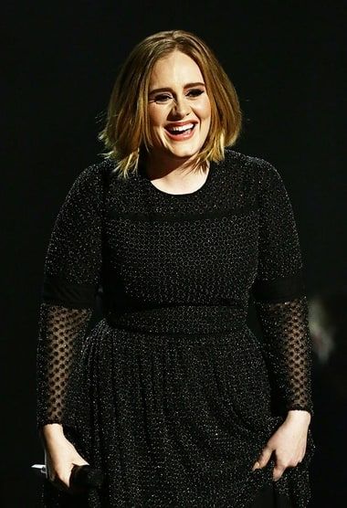 Ξεχάστε την Adele που ξέρατε:Η star έκοψε τα μαλλιά της και είναι πιο εντυπωσιακή από ποτέ