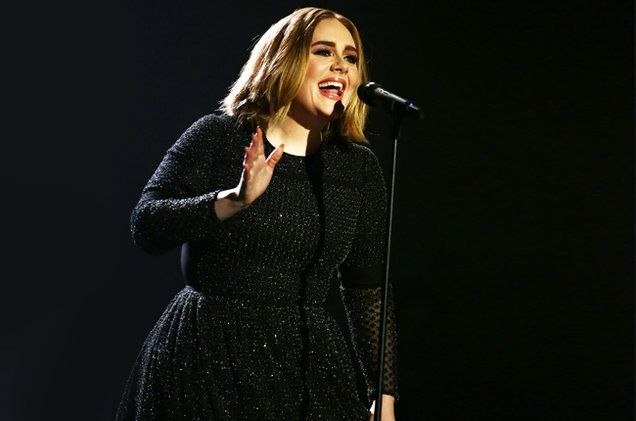 Ξεχάστε την Adele που ξέρατε:Η star έκοψε τα μαλλιά της και είναι πιο εντυπωσιακή από ποτέ