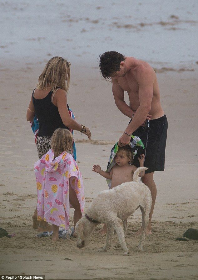 Αυτές οι φωτογραφίες του Chris Hemsworth είναι ό,τι χρειάζεσαι για να μπει τέλεια η χρονιά