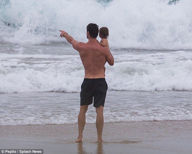 Αυτές οι φωτογραφίες του Chris Hemsworth είναι ό,τι χρειάζεσαι για να μπει τέλεια η χρονιά