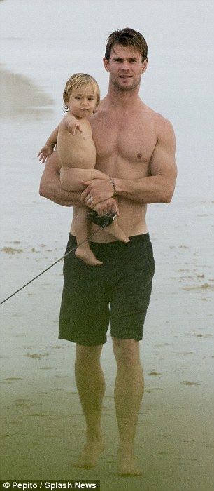 Αυτές οι φωτογραφίες του Chris Hemsworth είναι ό,τι χρειάζεσαι για να μπει τέλεια η χρονιά