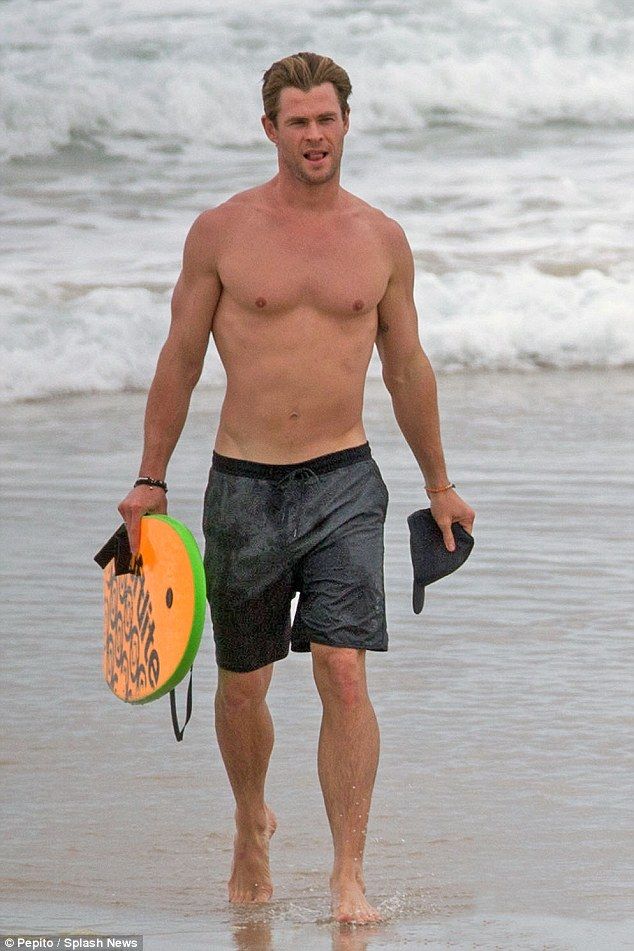Αυτές οι φωτογραφίες του Chris Hemsworth είναι ό,τι χρειάζεσαι για να μπει τέλεια η χρονιά