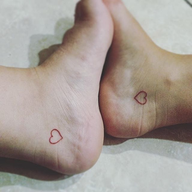 Sister tattoos: 10+ 2 ιδέες για να «χτυπήσεις» το ίδιο τατουάζ με την αδερφή σου