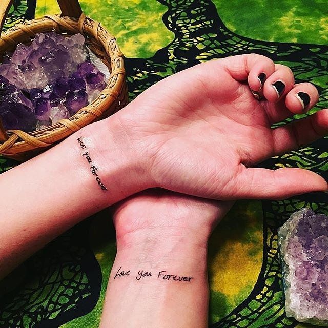 Sister tattoos: 10+ 2 ιδέες για να «χτυπήσεις» το ίδιο τατουάζ με την αδερφή σου