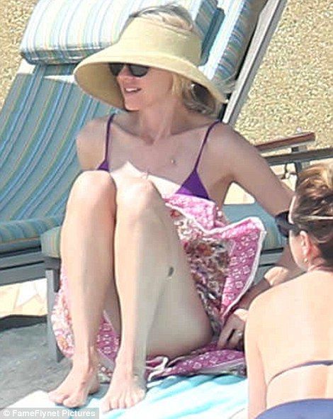 Οι φωτογραφίες της Naomi Watts με μαγιό και τα προσβλητικά σχόλια για το σώμα της