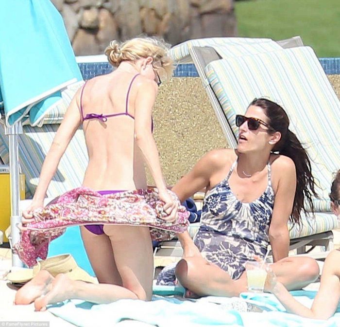 Οι φωτογραφίες της Naomi Watts με μαγιό και τα προσβλητικά σχόλια για το σώμα της