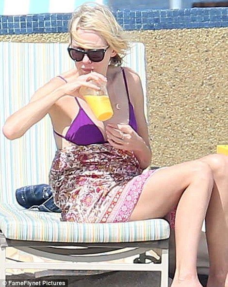 Οι φωτογραφίες της Naomi Watts με μαγιό και τα προσβλητικά σχόλια για το σώμα της