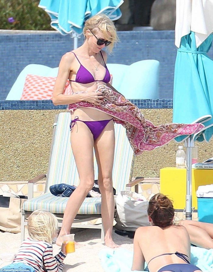 Οι φωτογραφίες της Naomi Watts με μαγιό και τα προσβλητικά σχόλια για το σώμα της