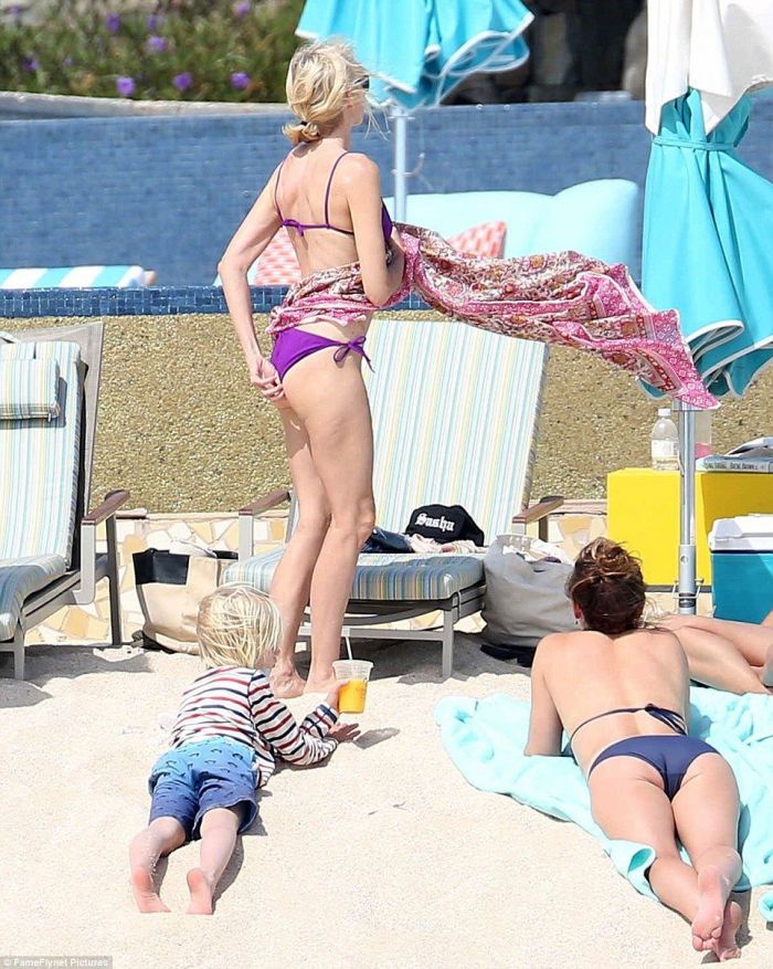 Οι φωτογραφίες της Naomi Watts με μαγιό και τα προσβλητικά σχόλια για το σώμα της