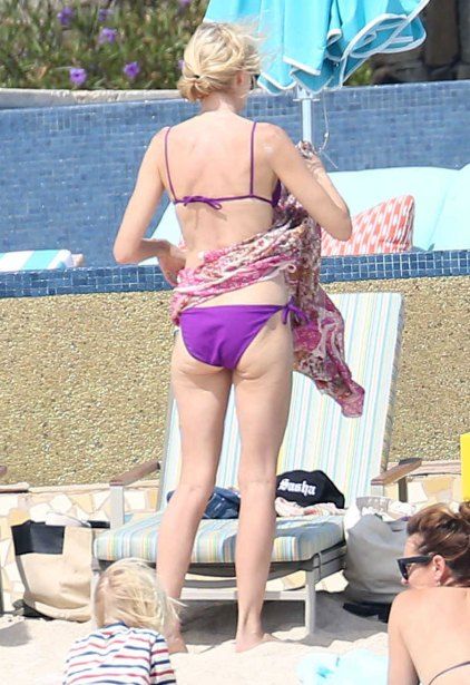 Οι φωτογραφίες της Naomi Watts με μαγιό και τα προσβλητικά σχόλια για το σώμα της