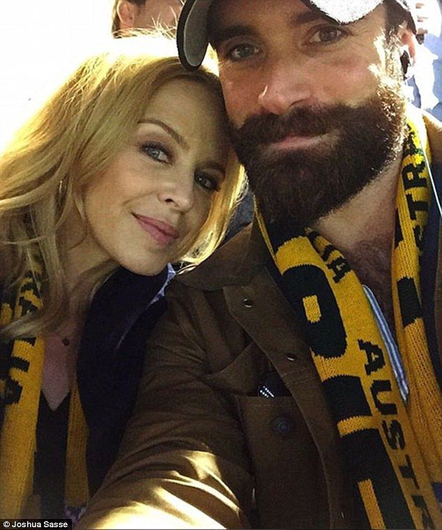 Eίναι γεγονός: Ο σύντροφος της star μόλις αποκάλυψε ότι αρραβωνιάστηκαν