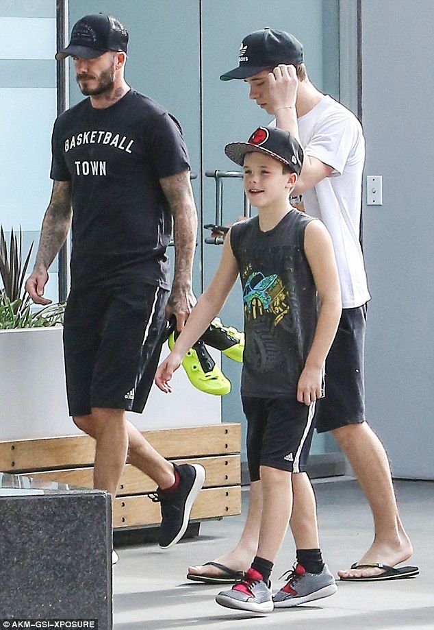 Victoria-David Beckham: Βόλτα με τα παιδιά τους στο Λος Άντζελες