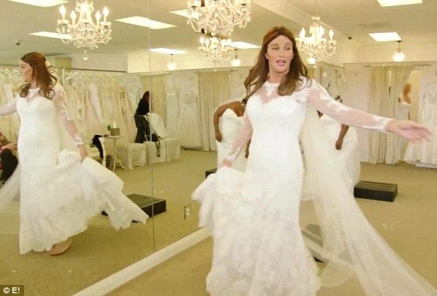 Μετά την αλλαγή φύλλου η Caitlyn Jenner φοράει νυφικό