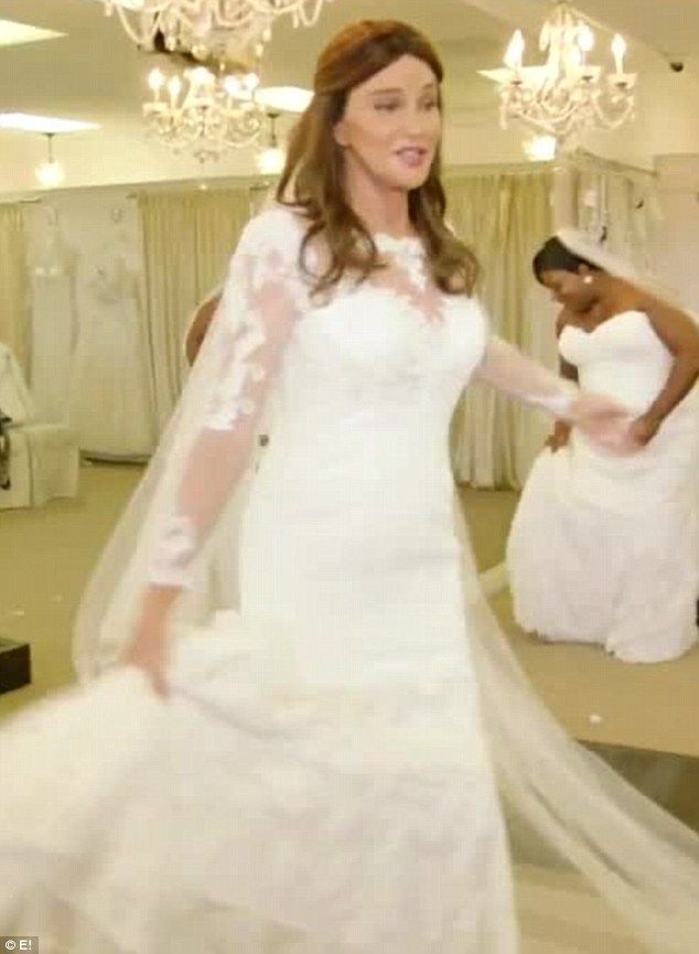 Μετά την αλλαγή φύλλου η Caitlyn Jenner φοράει νυφικό