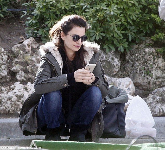 H Penelope Cruz σε μία σπάνια εμφάνιση με τα δύο της παιδιά