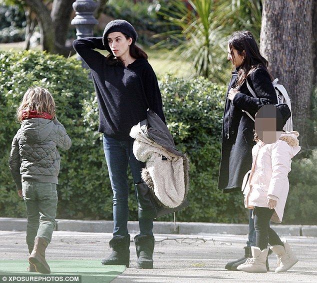 H Penelope Cruz σε μία σπάνια εμφάνιση με τα δύο της παιδιά